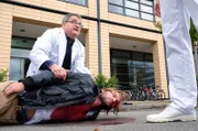 Vor der Sachsenklinik ist ein Schuss gefallen. Als Hans-Peter Brenner (Michael Trischan, oben) als Erster vor Ort ist, ist er schockiert.
