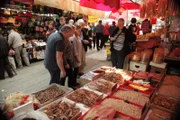 Hotelpraktikantin Laura und ihre Eltern machen zusammen einen Ausflug zum Tai Po New Market. Neuland für die Franken. Sie staunen über getrockneten Fisch.