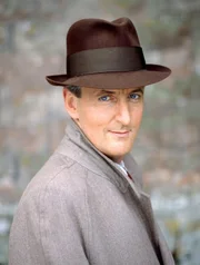 Hugh Fraser (Captain Haistings).