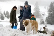 Nelly wurde von einer Lawine verschüttet! Pawel (Moritz Knapp) sucht sie mit Bernhardiner Oswald. Weitere Helfer sind Philip (Heikko Deutschmann, Hintergrund) und Wildhüterin Martina (Katharina Spiering), die dabei Luchsspuren entdeckt.