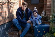 Frieder Kuchenbecker (Lasse Myhr, l.), der Witwer der toten Astronautin, muss seinem Sohn Noah (Cuno Carstens, r.) beibringen, dass seine Mutter nicht mehr wiederkommt.