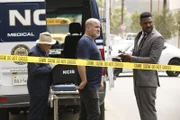 Ein Zeuge berichtet Reeves (Duane Henry, r.) von den Geschehnissen. Doch das Opfer hat die NCIS selbst informiert und wurde während des Anrufs erschossen ...