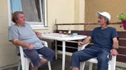 Dieter erholt sich von einem weißen Hautkrebs; seine Frau Carmen pflegt ihn liebevoll. Bei der Kontrolle gibt es gute Nachrichten: Die Wunde verheilt gut, die Erleichterung ist groß.