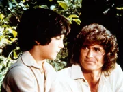 Albert (Matthew Laborteaux, l.) gesteht Charles (Michael Landon, r.), dass er sich nicht als richtiges Familienmitglied ansieht, weil er damals nicht rechtmäßig adoptiert wurde ...