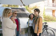 Bea (Virginia Olivia Obiakor, 2.v.r.) und Niklas (Noah Calvin, r.) brechen zu ihrer Fahrradreise auf und lassen die wehmütigen aber versöhnten Nele (Floriane Daniel) und Mechthild (Diana Körner, l.) zurück.