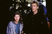 Karin Graff (Katey Wright) und MacGyver (Richard Dean Anderson, re.) entdecken Arbeiter an einer Pipeline.