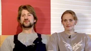 Rückblick: Steffi und Lucas sind zusammen mit ihrem Sohn Kevin in ein kleines Fachwerkhäuschen gezogen. „Die Schnäppchenhäuser“ besucht die beiden erneut und schaut sich ihre Fortschritte in ihrem „Traumhaus“ an.