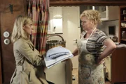 Umzug ins alte Forsthaus: Kommissarin Sophie Haas (Caroline Peters, links) muss zähneknirschend die Hilfe von Heike Schäffer (Petra Kleinert, rechts) im Haushalt akzeptieren.