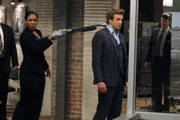 Als ein Antiquitätenhändler ermordet wird, fällt der Verdacht auf das Team des CBI. Eine interne Hetzjagd wird gestartet, denn jeder ist auf einmal verdächtig. Patrick (Simon Baker, r.) und Hightower (Aunjanue Ellis, l.) ...