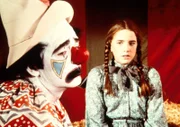 Der Clown London (Ken Berry, l.) ist offensichtlich sehr traurig. Laura Ingalls (Melissa Gilbert, r.) will wissen, was ihn bedrückt ...