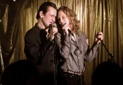 Lars Englen (Ingo Naujoks, l.) und Elke Rasmussen (Tessa Mittelstaedt, r.) brillieren in der "Ivory" Bar mit einer Karaoke-Gesangsnummer.