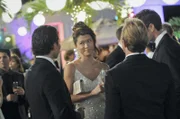 Steve (Alex O'Loughlin, r.), Danny (Scott Caan, 2.v.r.), Chin (Daniel Dae Kim, l.) und Kono (Grace Park, 2.v.l.) werden von Gouverneur Denning zu einer Wohltätigkeitsveranstaltung eingeladen. In einem teuren Hotel gibt es ein erstklassiges Dinner sowie eine Versteigerung zugunsten der hawaiianischen Meereswelt. Die Feierlaune wird jedoch jäh unterbrochen, als im Wäschekeller eine Leiche gefunden wird ...