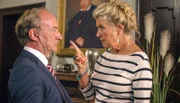 Kanzleichef Wotan (Stefan Merki) und seine unkonventionelle Empfangsdame Fanny (Jutta Speidel).