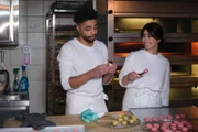 Theo (Julius Dombrink) und Esma (Özge Delioglan) haben insgeheim Spaß, als sie bei der Arbeit wie ein Uhrwerk funktionieren.