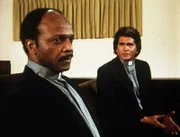 Jonathan (Michael Landon, r.) versucht, dem Vater des überfahrenen Jungen, einem Priester, Mut zu machen ...