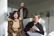 Wie Nina (Elena Uhlig, l.) und Leo (Henning Baum, M.) mittlerweile wissen, lagert ein Aktenkoffer Van Heugens in der Asservatenkammer, dessen brisanter Inhalt zutage bringt, dass Rolf Bender (Kai Scheve, r.) Profit aus den Geschäften seines Arbeitgebers gezogen hat ...