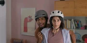 Theo und Mari entdecken einen ungebetenen Gast hinter dem Vorhang.