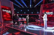 Moderatorin Esther Sedlaczek (r.) mit den Kandidat:innen des Teams "Musik": Adel Tawil (l.) und Anna R. (2.v.l.), sowie Quiz-Königin Marie-Louise Finck (M.).
