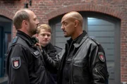 Kurt Rottecks (Tim Porath, l.) provozierende Art macht Lukas Petersen (Patrick Abozen, r.) wütend. Darauf warten Rotteck und Jonas Finke (Mats Kampen, M.) nur.