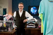 Durch die günstige „Fast Fashion“-Wegwerfmode landen jährlich etwa 1,3 Millionen Tonnen Kleidung in Altkleidercontainern oder bei Straßensammlungen. Leider führt das zu mehr Problemen, als es löst. Antworten gibt es bei „Wissen vor acht - Erde“.
