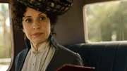 Doña Teresa (Adriana Ozores) reist zu einer Versammlung bedeutender Hoteliers.