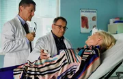 Hans-Peter Brenner (Michael Trischan, mi.) und Dr. Kaminski (Udo Schenk, li.) untersuchen Irmgard Müller, eine ehemals sehr bekannte Operettensängerin. Irmgard plagen seit Jahren immer wieder Blasenentzündungen. Hans-Peter Brenner (Michael Trischan, mi.) und Dr. Kaminski (Udo Schenk, li.) untersuchen Irmgard Müller, eine ehemals sehr bekannte Operettensängerin. Irmgard plagen seit Jahren immer wieder Blasenentzündungen.