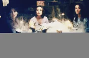 Rex und Hannah wollen den Hexenmeister befreien, um dann Piper (Holly Marie Combs, r.), Prue (Shannen Doherty, l.) und Phoebe (Alyssa Milano, M.), um ihre Fähigkeiten zu bringen.