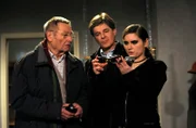 Nina beschließt, Alois' Brille zu verkaufen. Von links: Alois Preissinger (Erich Hallhuber sen.), Roland Bamberger (Horst Kummeth) und Nina Kreutzer (Andrea Schmitt).