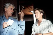 Mark (Dick Van Dyke, l.) und Jesse (Charlie Schlatter, r.) begutachten ein Beweisstück.