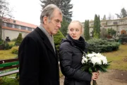 Martin Jentsch (Peter Prager, l.) trifft auf dem Quedlinburger Friedhof seine Tochter Katja (Katharina Heyer, r.), das schwarze Schaf der Familie. Hat Sie etwas mit dem Tod ihrer Schwester zu tun?