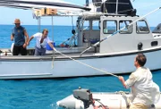 Steve (Alex O'Loughlin, l.) und Danny (Scott Caan, M.) ahnen nicht, was sie sich damit antun, als sie einen Mann (Todd Stashwick, r.) auf ihr Boot holen ...