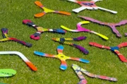Das L-förmige Wurfobjekt fasziniert jeden, der es in die Hände nimmt. Ein Bumerang ist weit mehr als ein Spielzeug: Er symbolisiert sowohl die Tradition der australischen Ureinwohner als auch die Aneignung des Landes durch die Weißen.