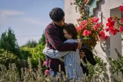 Während der Fall komplizierter und gefährlicher wird, kommen sich Pip (Emma Myers) und Ravi (Zain Iqbal) immer näher.