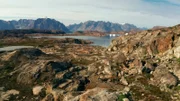 Durch die schmelzende Eisdecke werden die Bodenschätze leichter zugänglich und Bergbaugesellschaften aus der ganzen Welt versuchen sich ihren Platz in Grönland zu sichern.