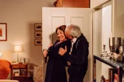 Rosi ist aufgeregt, als es mit Karl Richtung Schlafzimmer geht. Von links: Rosi Kirchleitner (Brigitte Walbrun) und Karl (Hansa Czypionka).