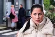 Sina (Valea Scalabrino, r.) versucht zur Seite zu schieben, dass Bambis (Ben Heinrich) Flirt mit einer Fremden (Marleen Maxeiner) sie irritiert.