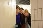 Sandra Bross (Maja Amme. M.) macht in Gegenwart ihrer Mutter Roswitha Bross (Teresa Harder, l.) eine schreckliche Entdeckung. Auch Nele Fehrenbach (Floriane Daniel, r.) ist entsetzt.