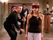 Buffy (Sarah Michelle Gellar, 2.v.r.) wird vom Rat der Wächter auf die Probe gestellt. Der Wächter Philip (Oliver Muirhead, l.) prüft ihre Kampfmethoden.