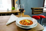 Gulasch ist das ungarischste aller Gerichte und eine Mischung aus Rindfleischsuppe und Eintopf. Es wird das ganze Jahr über in ungarischen Restaurants und Cafés serviert.
