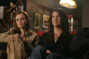 Da Rory (Alexis Bledel, l.) und Lorelai (Lauren Graham, r.) möchten, dass sich ihre beiden Männer gut verstehen, arrangieren sie ein Doppeldate. Keine gute Idee ...