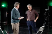Der Produzent Toby (Ben Miles, re.) macht Douglas (Hugh Bonneville, li.) klar, dass der Skandal nicht nur ihn, sondern das gesamte Team betrifft.