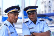 Dwayne Myers (Danny John-Jules, l.) und JP (Tobi Bakare, r.) beim gemeinsamen Einsatz.