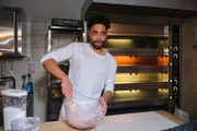 Theo (Julius Dombrink) verzweifelt an der spontan angenommenen großen Macarons-Bestellung.