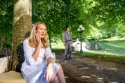 Christoph (Dieter Bach, r.) beobachtet Selina (Katja Rosin, l.) während eines Telefonats mit ihrem Vater.