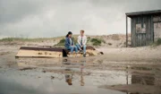 Nora Lehmann (Banafshe Hourmazdi, l.) und Femke Folkmer (Pia Barucki) sind alte Schulfreundinnen und unterhalten sich am Meer. Nora spricht über ihre Sorgen und ihren Kummer wegen des Verlusts von Enno.
