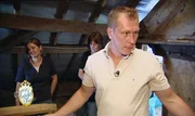 Trödelprofi Otto ist beinahe sprachlos über den ganzen Müll, den die Familie in vielen Jahren angesammelt aber nie entsorgt hat..