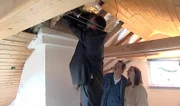 Simone und Helmut haben einen Gutachter beauftragt, der die Schäden am und im Haus untersuchen soll.