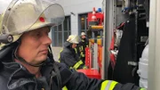 Feuerwehrmann macht sich bereit.