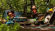 Gefangen in ihrem Baumhaus bei hochsommerlichen Temperaturen sind Raphael, Lina, Bohnenstange und Kleiner Fuß zum Nichtstun verdammt.