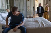 Silva (Jürgen Tarrach) übernimmt die Verteidigung des vorbestraften Teenagers David (Luis Pintsch, li.), dessen Mutter (Ana Rita Clara) in großer Sorge ist.